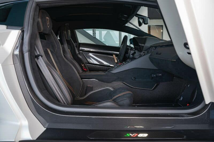 Lamborghini Aventador SVJ63 này có ghế ngồi bọc da màu đen cùng chỉ may và sọc chữ Y màu vàng hồng. Logo SVJ hoàn thành 2 màu là xanh lá, trắng và đỏ cùng con số 63 phát sáng ở bậc cửa