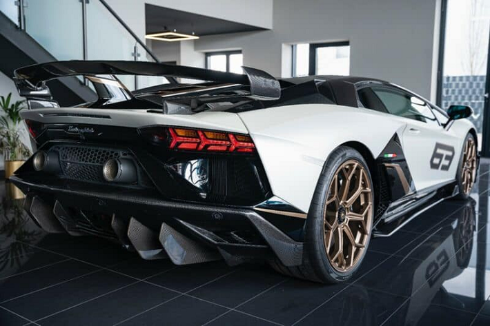 Logo số 63 ở nắp capô hay 2 bên thành cửa xe cũng là điểm nhấn quan trọng trên phiên bản Lamborghini Aventador SVJ63. 1 số siêu xe giới hạn Lamborghini Aventador SVJ63 đang được rao bán lại với mức giá lên đến 15 tỷ đồng, nếu về nước và ra biển trắng, giá xe Lamborghini Aventador SVJ63 có thể trên 65 tỷ đồng.