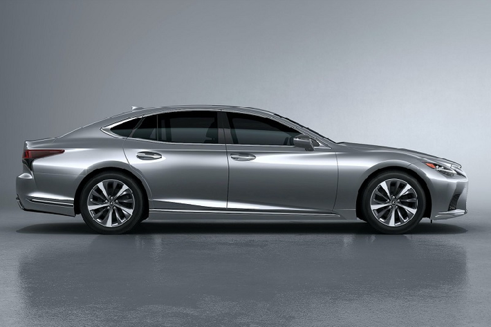 Website chính thức của Lexus cũng giới thiệu một số trang bị khác có sẵn trên LS 500h bao gồm hệ thống ghế ngồi bọc da, ghế lái chỉnh điện 28 hướng có chức năng massage với đệm dưới mở rộng và ghế sau có sưởi.