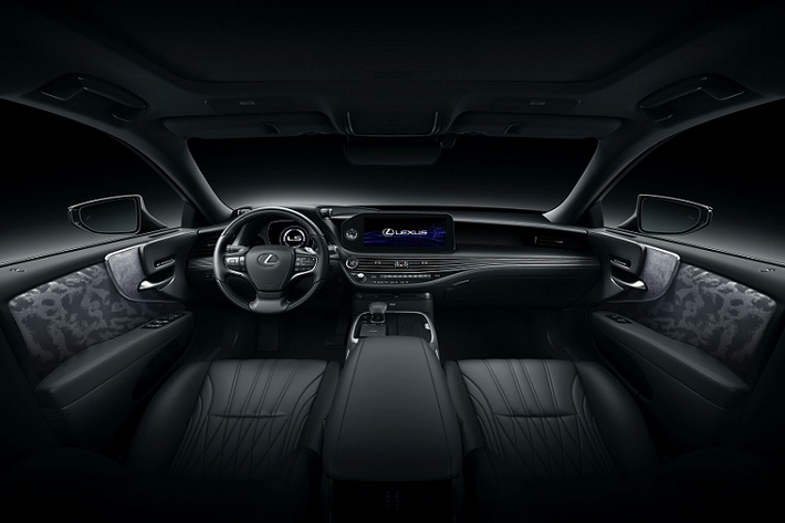 Mức giá bán này được cho là khá hợp lý khi mẫu xe sang Lexus LS 500h 2021 nhận được một số tính năng trang bị đáng chú ý như Upgrade Package, hệ thống treo khí nén, bánh xe 20 inch, màn hình quan sát toàn cảnh và các chi tiết trang trí gỗ trong khoang nội thất.