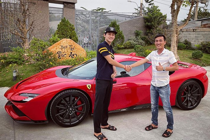 Không chỉ có động cơ ấn tượng mà ngay đến thiết kế ngoại thất của Ferrari SF90 Stradale cũng khiến người đối diện bị "thôi miên" với cụm đèn pha LED Matrix, kính chắn gió uốn cong hơn, cột A thanh mảnh, thanh ba-bô-lê khí động học bên sườn và hốc hút gió nằm cao. Phía đuôi xe cá tính đi kèm 2 ống xả đặt cao và cụm đèn hậu đẹp mắt. Ngoài ra, Ferrari SF90 Stradale còn được trang bị nút cảm ứng mới để người lái dễ dàng chỉnh những tính năng hay dùng như điều hòa.