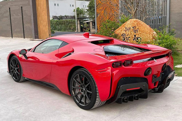 Sức mạnh của động cơ plug-in hybrid đã cho phép siêu phẩm Ferrari SF90 Stradale có thể tăng tốc từ vị trí xuất phát lên 100 km/h trong thời gian 2,5 giây, thêm 4,2 giây để tăng tốc lên 200 km/h trước khi đạt vận tốc tối đa 340 km/h. Ngoài ra, Ferrari SF90 Stradale có thể hoàn thành quãng đường 25 km chỉ bằng mô-tơ điện trên cầu trước.