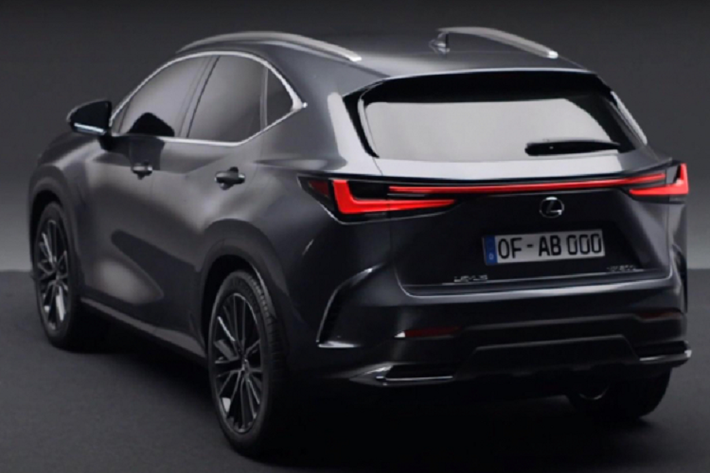 Dòng xe NX được đánh dấu là dòng xe thương mại đầu tiên của Lexus sử dụng động cơ xăng tăng áp (4cyl 2.0L tăng áp), khi trước đây xe Lexus chỉ gắn bó với các động cơ hút khí tự nhiên cỡ lớn.