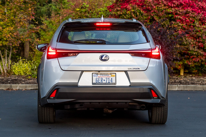 Lexus đã áp dụng cách tiếp cận thủ công lấy con người làm trung tâm để phát triển Lexus UX 2022. Chính từ đây, Lexus có thể tạo ra những chi tiết trẻ trung, sang trọng để thu hút những khách hàng trẻ tuổi và đem lại trải nghiệm ấn tượng cho chiếc xe sang trọng đầu tiên của họ.