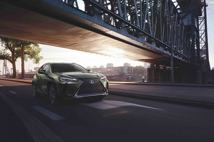 Khách hàng có thể lựa chọn những màu sắc ngoại thất mới như Grecian Water và Cloudburst Grey cho Lexus UX 2022 mới. Chìa khóa theo xe cũng có thể được sơn màu sắc tương đồng với ngoại thất tương tự trang bị trên những mẫu xe cao cấp. Bên trong khoang nội thất của xe, khách hàng có thể phối màu với các màu sắc như Black, Birch và màu Lapis.