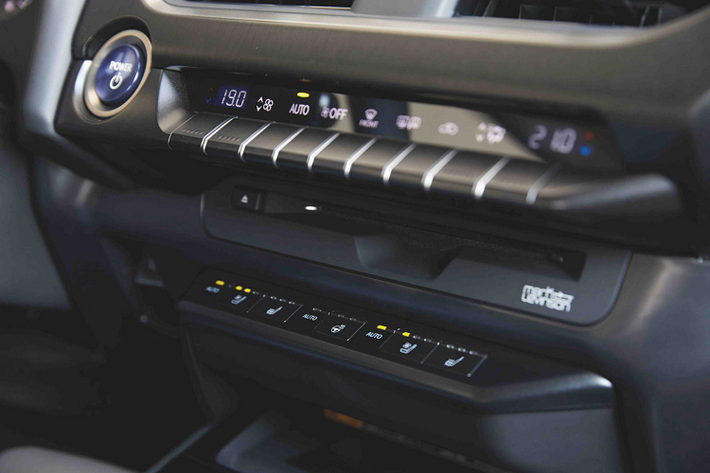Phiên bản 2022 của Lexus UX có sự khác biệt lớn nhất chính là về phong cách phối màu và bảng màu. Ở bản 2021, thương hiệu đã bổ sung cho xe một số tính năng an toàn cùng một số màu sắc mới. Trong thế hệ dành cho năm tới, Lexus đem tới cho UX ba màu sắc mới bao gồm Grecian Water, Sonic Chrome và Cloudburst Grey. Giống như UX, RX L hầu như cũng không có nhiều sự khác biệt so với bản năm 2021.