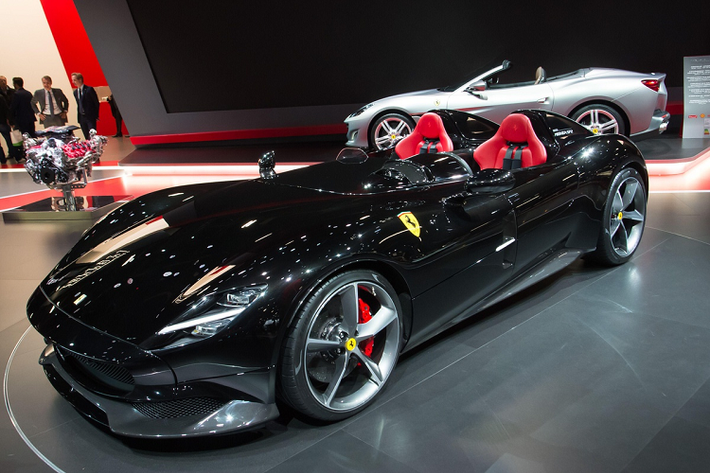 Siêu xe Ferrari Monza SP2 (1,9 triệu USD - hơn 43 tỷ đồng): Siêu sao bóng đá Cristiano Ronaldo vừa có chuyến tham quan nhà máy Maranello của Ferrari, nơi anh chụp ảnh cùng chiếc xe đua F1 và đặt mua một chiếc Ferrari Monza SP2 trị giá 1,4 triệu bảng Anh (hơn 1,9 triệu USD), nâng tổng giá trị bộ sưu tập siêu xe của mình lên mức 17 triệu bảng Anh (23,9 triệu USD).