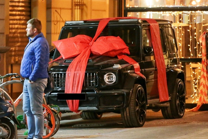 Mercedes G-Wagon Brabus (843.733 USD): Chiếc xe này là món quà mà bạn gái Georgina Rodriguez dành tặng Ronaldo vào tháng 2/2020, nhân dịp sinh nhật thứ 35. Tên đầy đủ của chiếc siêu SUV này là Brabus G V12 900 "1 of 10". Đây là mẫu xe đứng đầu trong dòng sản phẩm của hãng độ lừng danh Brabus và được sản xuất với số lượng giới hạn 10 chiếc.