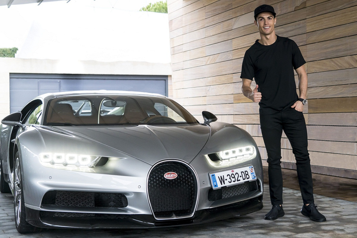 Bugatti Chiron (2,9 triệu USD): Để kỷ niệm lần thứ 400 ra sân trong màu áo Real Madrid, Ronaldo đã chi ra 2,9 triệu USD để mang về "ông hoàng tốc độ" Bugatti Chiron vào năm 2017. Bugatti chỉ sản xuất 500 chiếc Chiron trên toàn thế giới. Đây cũng là chiếc Bugatti thứ 2 được Ronaldo mua về.