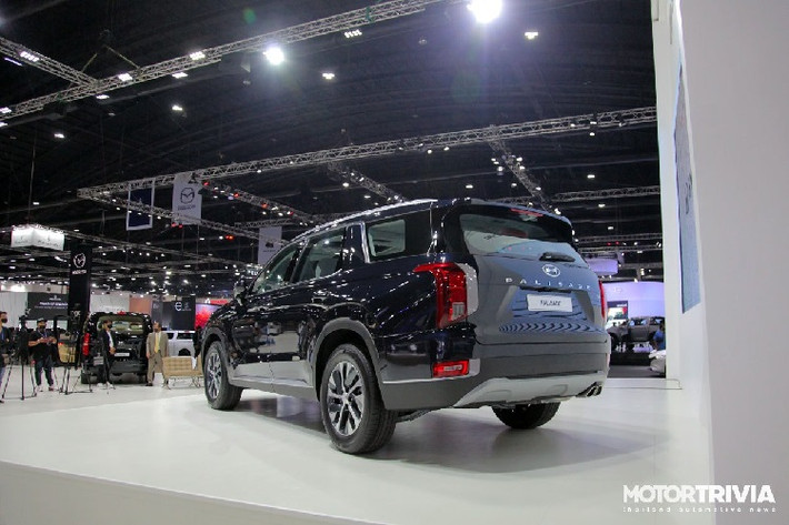 Về các trang bị an toàn, Hyundai Palisade được cung cấp hệ thống an toàn Hyundai SmartSense với hệ thống cảnh báo điểm mù, hệ thống cảnh báo xe khởi hành khi xe phía trước di chuyển, kiểm soát hành trình thông minh với Stop & Go, hệ thống hỗ trợ giữ làn, hệ thống cảnh báo khoảng cách đỗ xe an toàn để đảm bảo an toàn khi lùi xe, hỗ trợ tránh va chạm phía trước với tính năng phát hiện người đi bộ và hỗ trợ thoát hiểm an toàn…