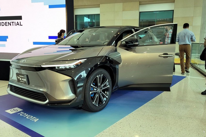 Được biết, mẫu xe SUV Toyota bZ4X là hình ảnh xem trước cho mẫu SUV cỡ nhỏ chạy hoàn toàn bằng điện mà hãng Toyota sẽ tung ra thị trường trong tương lai không xa. Đồng thời, đây cũng sẽ là mẫu xe điện đầu tiên mang thương hiệu “bZ” (Beyond Zero) của hãng Toyota. bZ4X là sản phẩm do Toyota kết hợp cùng "đối tác ruột" Subaru phát triển. Nếu như Toyota có bZ4X thì Subaru cũng có Solterra.