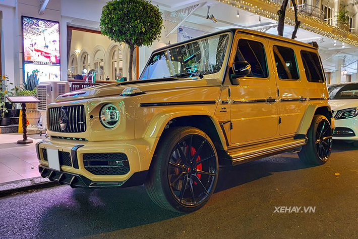 Mercedes-AMG G63 là một cái tên không còn xa lạ với dân mê xe tại Việt Nam cũng như trên khắp thế giới. Sở hữu trong mình ngoại hình hầm hố, mạnh mẽ, logo thương hiệu đẳng cấp và khả năng vận hành ưu việt, Mercedes-AMG G63 được xem như một món "bảo bối" phải có trong garage đối với bất cứ đại gia nào thích cầm lái.