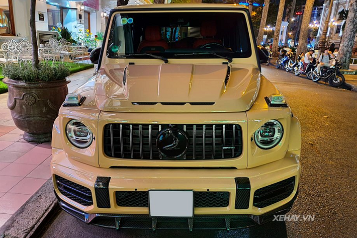 Đối với chiếc Mercedes-AMG G63 trong bài viết, để tạo sự khác biệt riêng với hầu hết những chiếc G63 đang có mặt tại Việt Nam, chủ nhân của xe đã trang bị thêm gói độ hầm hố của thương hiệu TopCar, một nhãn hiệu độ xe nổi tiếng từ nước Nga và thường được biết đến với các sản phẩm hợp tác với Mercedes-Benz, Póche, cùng nhiều nhà sản xuất ô tô cao cấp khác.