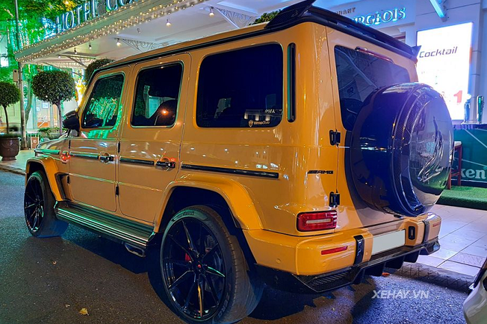 Bản độ TopCar mang đến cho siêu phẩm Mercedes-AMG G63 ốp cản dưới trước/sau, nẹp hông, ốp bánh sơ cua, cánh gió...được làm từ sợi carbon giúp tăng lên vẻ hầm hố của xe.