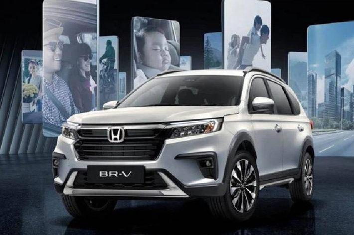 "Trái tim" của Honda BR-V 2022 tại thị trường Indonesia là máy xăng i-VTEC 4 xi-lanh, dung tích 1.5L, tạo ra công suất tối đa 121 mã lực tại tua máy 6.600 vòng/phút và mô-men xoắn cực đại 145 Nm tại tua máy 4.300 vòng/phút. Động cơ kết hợp với hộp số sàn hoặc CVT. Khi mua Honda BR-V 2022, khách hàng Indonesia có thể chọn 1 trong 5 màu sơn như trắng Premium Opal White Pearl mới, trắng Taffeta White, bạc Lunar Silver Metallic, xám Modern Steel Metallic và đen Crystal Black Pearl.