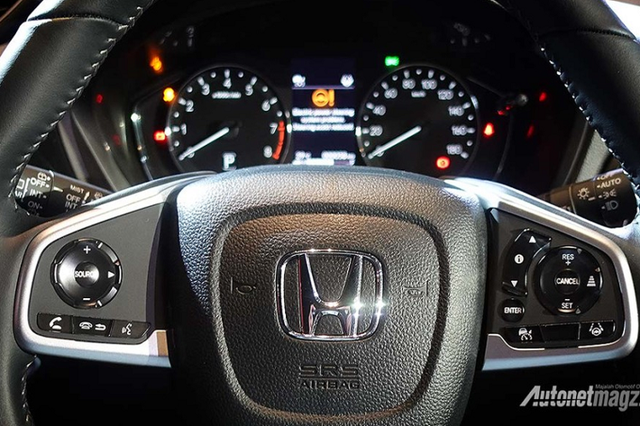 Đằng sau, Honda BR-V thế hệ thứ hai được trang bị cụm đèn hậu mới với thiết kế gợi liên tưởng đến City 2021 nhưng không có nẹp mạ crôm ở giữa. Cánh gió mui và tấm ốp gầm màu bạc là những trang bị ngoại thất đáng chú ý khác của mẫu MPV cỡ nhỏ này. Không chỉ "lột xác" về thiết kế, Honda BR-V 2022 còn sở hữu chiều cao gầm tăng mạnh từ 201 mm ở thế hệ cũ lên 220 mm. Sự thay đổi này sẽ giúp xe vượt qua những đoạn đường xấu hoặc đường ngập dễ dàng hơn.