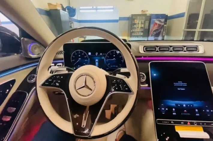 Tất cả ghế của Mercedes-Maybach S-Class 2021 đều được bọc da Nappa cao cấp đi kèm các chức năng thư giãn hiện đại. Bên cạnh đó, xe được trang bị cụm đồng hồ công-tơ-mét 12.3 inch, hệ thống thông tin giải trí trung tâm 12.8 inch, hệ thống âm thanh vòm Burmester 4D 30 loa, điều hòa 4 vùng, gói Air Balance với tính năng ion hóa, bộ khuếch tán hương thơm, cửa sau đóng/mở bằng điện,...