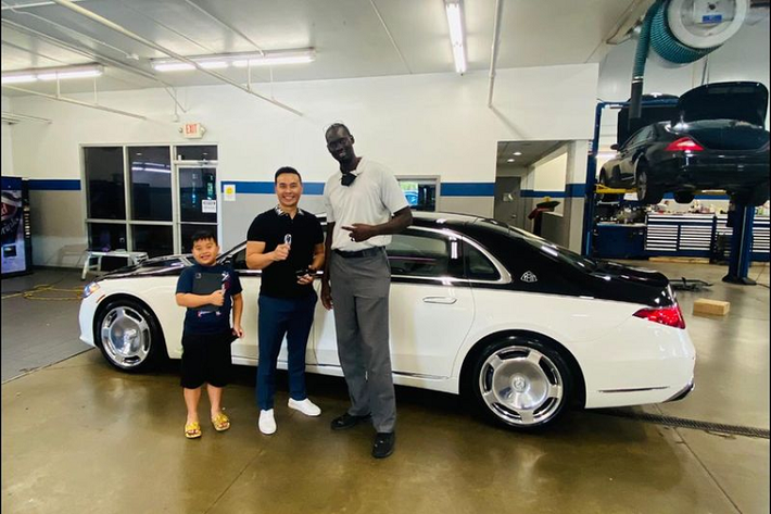 Tất nhiên, đó chỉ là giá xe Mercedes-Maybach S580 2021 tại Mỹ, nếu được đưa về Việt Nam số tiền sẽ tăng gấp vài lần. Chiếc Maybach S580 này thuộc sở hữu của anh Long Trần - một thành viên chủ chốt của Gia Lai Team. Theo tìm hiểu, ban đầu anh Long Trần đặt mua Mercedes-Maybach S680 nhưng vì thời gian đợi xe lâu quá nên anh đã đổi sang S580.