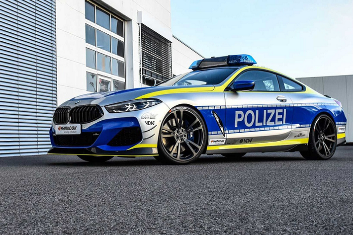 Thực hiện bởi hãng độ nước Đức - AC Schnitzer, chiếc BMW 8-Series đặc biệt mang ngoại hình như xe cảnh sát có công suất lên tới 621 mã lực cùng mô-men xoắn tối đa đạt 840 Nm. Thông số này gần tương đương với sức mạnh của phiên bản hiệu năng cao BMW M8 Competition.