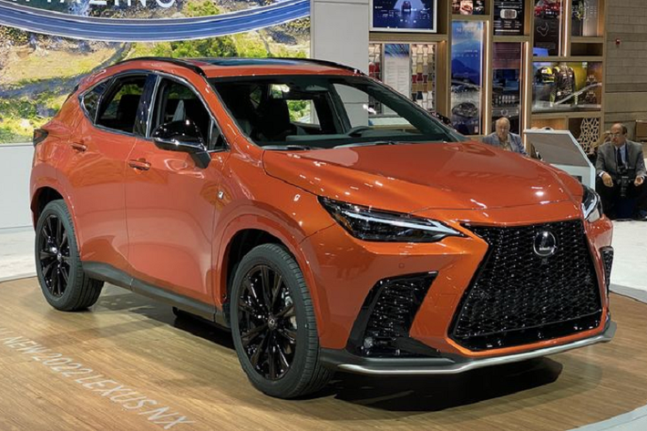 Có vẻ chiếc Lexus NX 2022 mới được trưng bày tại Triển lãm ôtô Chicago 2021 trước giờ ra mắt sẽ sở hữu ngoại thất màu cam Cadmium Orange, tông màu này không phải là mới nhưng nó vẫn giúp mẫu crossover trở nên sống động và nổi bật hơn.
