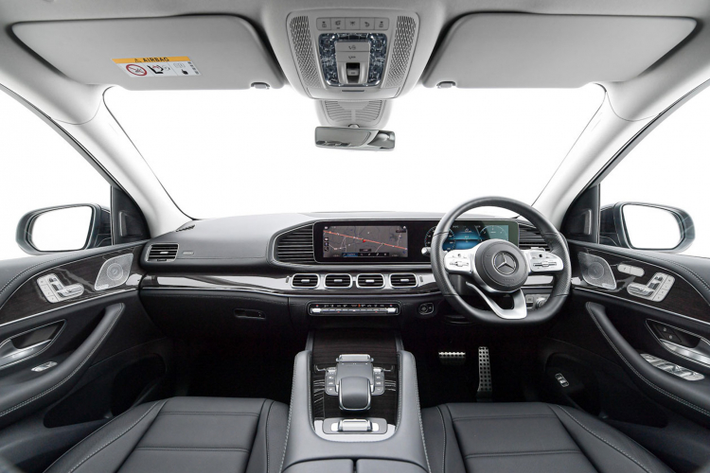 Nhờ đó, GLS 350d có khả năng tăng tốc từ 0 – 100 km/h chỉ trong 7 giây trước khi đạt tốc độ tối đa 227km/h. GLS350d có tổng cộng 5 chế độ lái tiêu chuẩn. Xe sử dụng hệ thống treo AIRMATIC. So với phiên bản GLS 450 máy xăng, GLS 350d máy dầu có tính kinh tế và mô-men xoắn cao hơn. Tuy nhiên, khác với Thái Lan, người Việt không chuộng xe sang máy dầu.