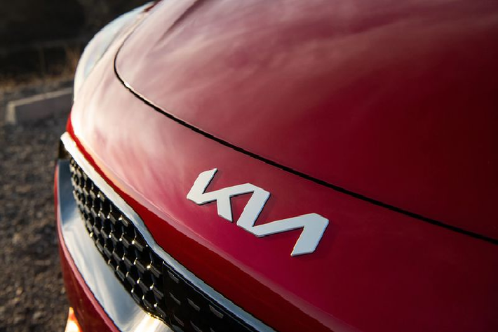 Không chỉ được diện logo mới, mẫu xe sedan Kia K5 2022 còn được bổ sung một số tùy chọn như camera 360 độ, bộ sạc không dây và định vị vệ tinh cho các bản GT-Line, EX và GT. Chưa hết, hãng còn cung cấp thêm gói GT-Line AWD Premium Package bao gồm vô lăng có sưởi, cửa sổ trời toàn cảnh và nhiều công nghệ hỗ trợ lái hơn.