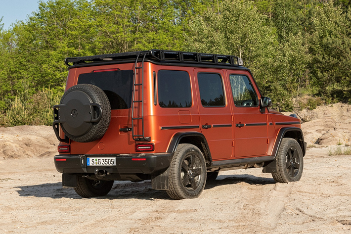 Tại Đức, G-Class 2022 giữ nguyên các tùy chọn động cơ, gồm máy dầu G 350 d, G 400 d, máy xăng G 500 và bản hiệu năng cao AMG G 63. Hộp số tự động 9 cấp và hệ dẫn động 4 bánh là trang bị tiêu chuẩn. Mức giá xe Mercedes-Benz G-Class 2022 cụ thể chưa được công bố.