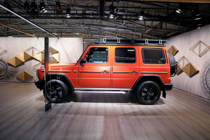 Ngoài ra, Mercedes-Benz còn cung cấp tùy chọn nâng cao trong gói Professional cho G-Class 2022, gồm giá treo lốp dự phòng kiểu SUV offroad và baga nóc có thể mang theo lều di động. Danh sách màu sơn cho G-Class mới cũng được mở rộng, chẳng hạn như mà cam Mango của model trưng bày ở triển lãm.