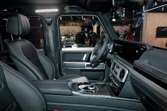 Những tính năng mới ở nội thất của Mercedes-Benz G-Class 2022 cửa kính phía sau và 2 bên của hàng ghế thứ 2 tối màu, hệ thống đèn nội thất 64 màu thay vì 8 màu như đời xe trước.