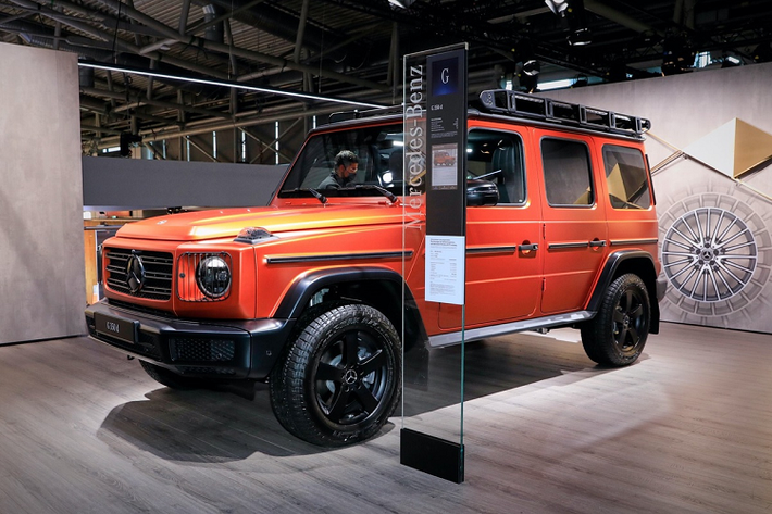 Theo đó, khách hàng khi đặt mua mẫu xe SUV Mercedes-Benz G-Class 2022 có thể chọn gói Professional để ngoại thất trông hầm hố hơn. Ở phía trước, lưới tản nhiệt có thiết kế dạng các thanh kim loại nằm ngang, kết hợp cùng lưới bảo vệ cho đèn pha