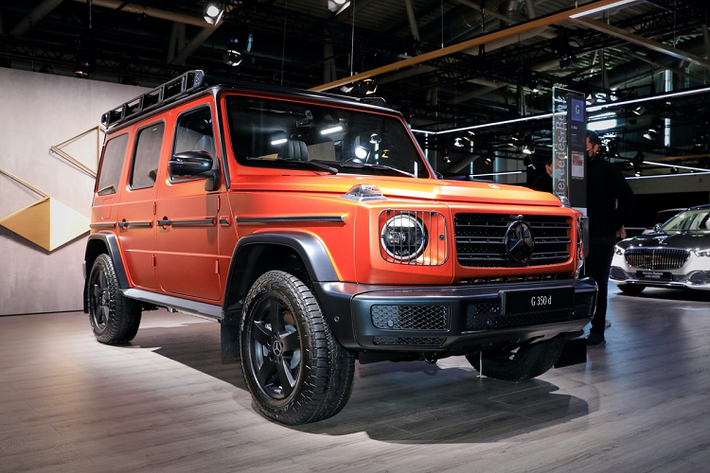 Tại Triển lãm Ôtô Munich, bên cạnh các mẫu xe điện thì Mercedes-Benz còn mang đến phiên bản nâng cấp của G-Class. Mẫu SUV địa hình Mercedes-Benz G-Class 2022 mới của thương hiệu ngôi sao 3 cánh được bổ sung trang bị tiêu chuẩn và có thêm gói trang trí.