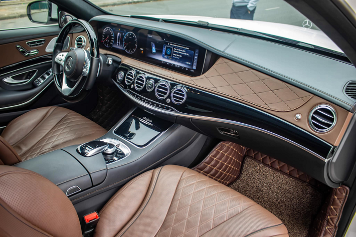 S-Class mới sở hữu hệ thống đèn viền với 64 màu sắc, cho phép hành khách chọn màu cho các khu vực với 10 kiểu phối khác nhau. Hành khách cũng có thể chiều lòng “thính giác” với chất lượng âm thanh trung thực từ hệ thống vòm Burmester® High-End 3D 26 loa công suất 1590 watt (S 450 L Luxury). Hàng ghế sau trên S-Class mới được bổ sung đầu đọc đĩa Bluray, giúp bạn giải trí đúng điệu với tiêu chuẩn cao nhất.