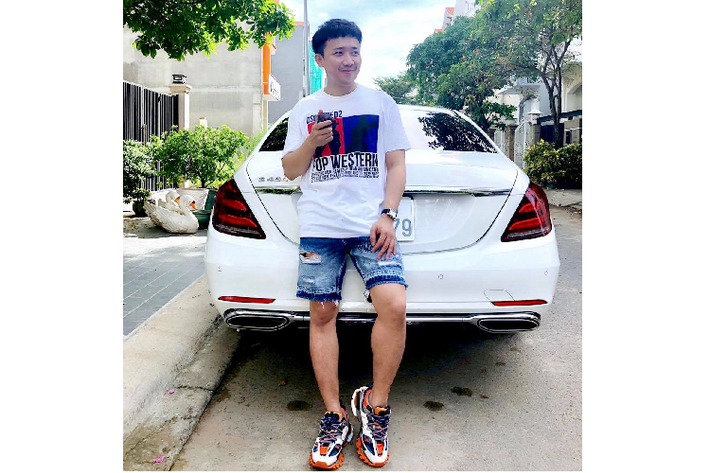 Với nam ca sĩ Tuấn Hưng, sau khi bán S450 L Luxury, anh vẫn còn ít nhất 2 chiếc xe khác để sử dụng là siêu xe Ferrari 488 GTB màu đỏ và mẫu MPV cao cấp Toyota Alphard mới tậu năm 2020. Hiện chưa rõ, sau khi bán chiếc xe sang Mercedes-Benz S450 L Luxury, nam ca sĩ này có mua thêm chiếc xe hạng sang nào khác để phục vụ di chuyển hàng ngày cho gia đình hay không.