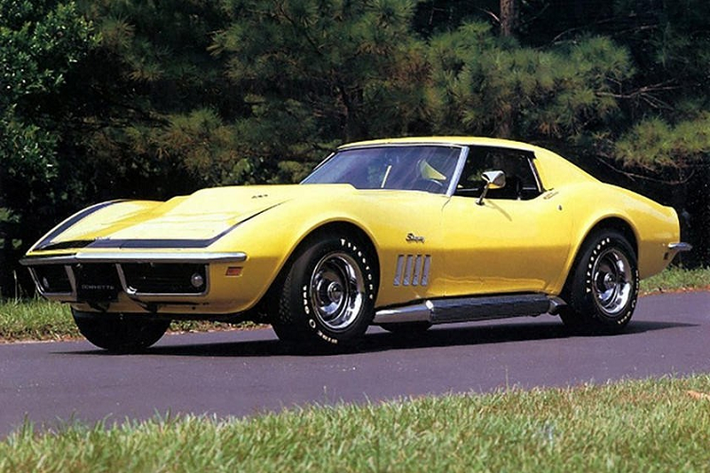 Chevrolet Corvette ZL1 1969 (2 hoặc 3 chiếc) Theo hồ sơ ghi chép sản xuất của Chevrolet, chỉ có hai chiếc Corvette tùy chọn ZL1 từng được chế tạo và bán vào năm 1969. Với giá 10.048,15 USD vào cuối những năm 1960, ZL1 Corvette với động cơ hoàn toàn bằng nhôm dung tích 7.0 lít là một cỗ máy đắt tiền. Hồi đó, tạp chí Road & Track từng có dịp chạy một chiếc xe thử nghiệm và ghi nhận nó gia tốc từ 0-96 km/h trong 4 giây và chạy hết ¼ dặm trong 11 giây. Giờ đây, hai chiếc xe thể thao quý hiếm này trị giá hàng triệu USD.
