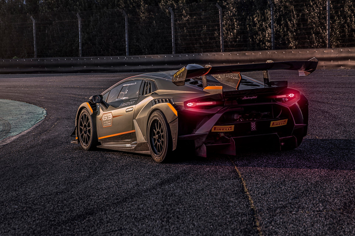 Xe sẽ được trưng bày tại giải đua Super Trofeo châu Âu tại trường đua Paul Ricard, Pháp vào ngày 28/5. Giá xe Huracan Super Trofeo EVO2 trước thuế vào khoảng 306.000 USD (hơn 7 tỷ đồng).