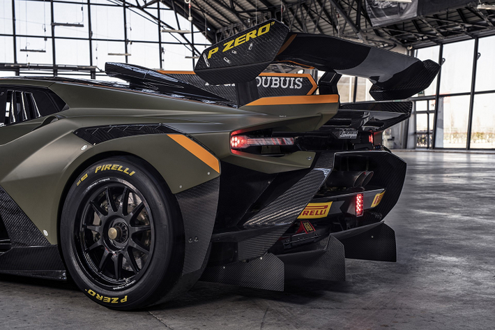 Đội đua Lamborghini Squadra Corse cũng mang đến nhiều cải tiến về khí động học ở thiết kế thân xe. Các chi tiết bằng vật liệu nhựa tổng hợp đã được thay thế bằng sợi carbon. Cản sau được làm từ vật liệu nguyên khối giúp bề mặt chi tiết này liền lạc hơn.