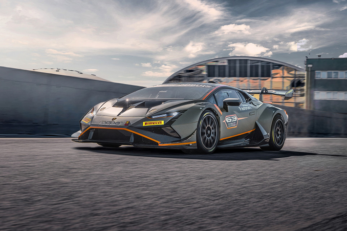 Lamborghini Huracan Super Trofeo mới được giới thiệu lần đầu vào năm 2014. Kể từ năm 2019, hãng xe tiếp tục ra mắt phiên bản nâng cấp Huracan Super Trofeo EVO. Cả 2 đều sử dụng khối động cơ V10 hút khí tự nhiên dung tích 5.2L, công suất 620 mã lực và mô men xoắn 570 Nm.