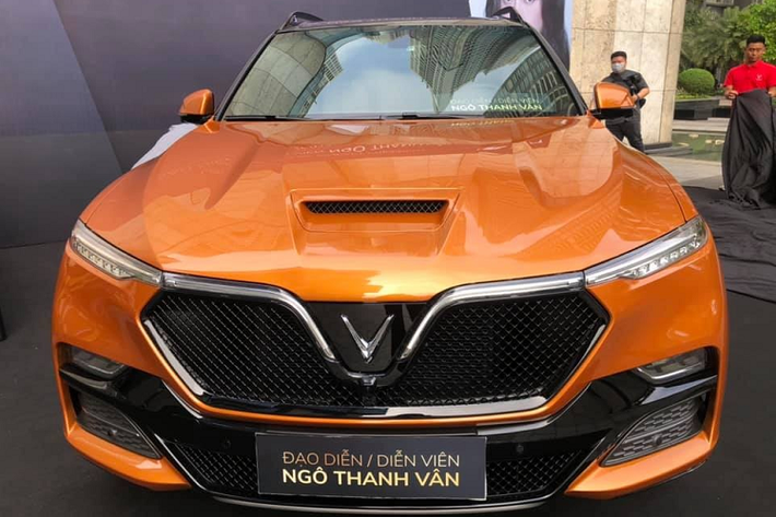 Đồng thời, Ngô Thanh Vân cũng là một trong những người nổi tiếng đầu tiên tại Việt Nam mua xe chủ tịch VinFast President. Trước Ngô Thanh Vân, nữ ca sỹ Hồ Ngọc Hà đã mua một chiếc VinFast President màu đen. Lần đầu tiên trình làng vào hồi tháng 9 năm ngoái, VinFast President thuộc phân khúc SUV cỡ lớn, cạnh tranh với những đối thủ như BMW X7 hay Lexus LX570.