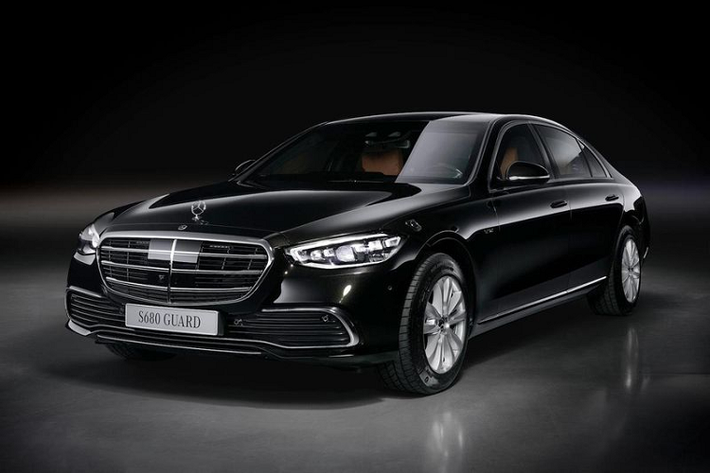 Dù hãng xe Đức vẫn còn kín tiếng nhưng một số báo cáo đã chỉ ra rằng Mercedes S680 Guard 4MATIC chống đạn được xây dựng dựa trên S-Class trục cơ sở dài và có cấp độ bảo vệ VR10. Điều đó có nghĩa là chiếc sedan sang trọng có thể an toàn trước các loại súng đạn nhỏ.