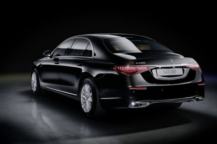Có lẽ mẫu xe sang Mercedes-Benz S680 Guard 4MATIC mới được trang bị các tấm kính nhiều lớp, cửa sổ làm bằng vật liệu polycarbonate dày khoảng một cm, lớp bảo vệ cho khoang hành khách và lốp xe run-flat chống nổ.