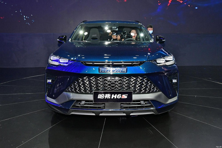 Haval H6S tại Trung Quốc có thiết kế ngoại hình khá táo bạo và phong cách tiên phong mới lạ. Về thiết kế, dưới vai trò là mẫu SUV coupe đầu tiên được xây dựng trên khung gầm Lemon, Haval cố gắng mang đến một cảm giác tươi mới mạnh mẽ.