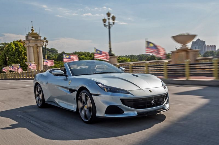 Ferrari Portofino M đời mới vừa được giới thiệu ở Malaysia có ngoại thất màu bạc thời thượng, đi kèm kẹp phanh màu đen thay vì sơn trắng, kẹp phanh đỏ như chiếc đã ra mắt thị trường Thái Lan cách đây hơn 2 tháng.
