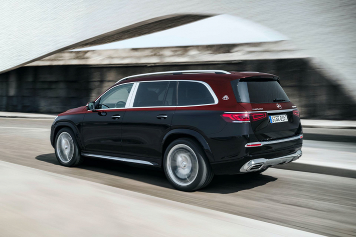 Hiện tại, Mercedes-Maybach GLS 600 nhập tư bên ngoài đang chào bán với mức giá giao động trong khoảng từ 16 – 18 tỷ đồng. Chắc chắn rằng, giá xe Mercedes-Maybach GLS 600 nhập chính hãng sẽ gây khó dễ cho xe nhập tư nhân. Bên cạnh giá bán hấp dẫn hơn, chính sách sau bán hàng, mạng lưới đại lý phủ rộng khắp toàn quốc một lợi thế cạnh tranh lớn cho Mercedes-Maybach GLS 600 4Matic nhập chính hãng.
