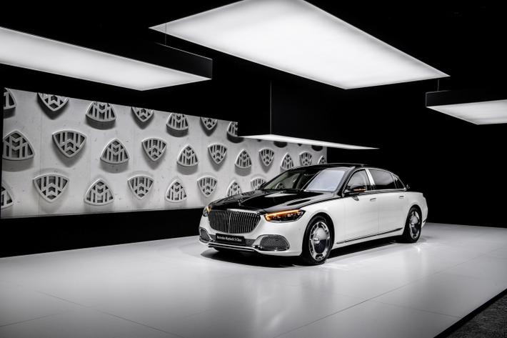Mỗi chiếc Maybach S-Class mới sẽ đi kèm với 2 ghế “Executive” có chức năng mát-xa mới cho bắp chân của bạn và gói trang bị Chauffeur (Chauffeur package) tiêu chuẩn. Bên cạnh đó, hệ thống MBUX Interior Assist cũng cho phép điều khiển bằng cử chỉ cho người ngồi phía sau…
