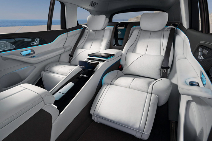 Trong đó, Tiêu chuẩn sẽ là phiên bản Mercedes-Maybach S580 4Matic sử dụng động cơ V8 4.0 lít tăng áp kép kết hợp với hệ thống mild-hybrid EQ Boost công suất 496 mã lực và phiên bản S680 sử dụng động cơ V12 6.0 lít kết hợp với hệ thống mild-hybrid EQ Boost cho công suất tối đa 621 mã lực. Giá bán dự kiến cho phiên bản S680 rơi vào khoảng 17 tỷ đồng, chưa bao gồm các tùy chọn options “đồ chơi” khác đi kèm.