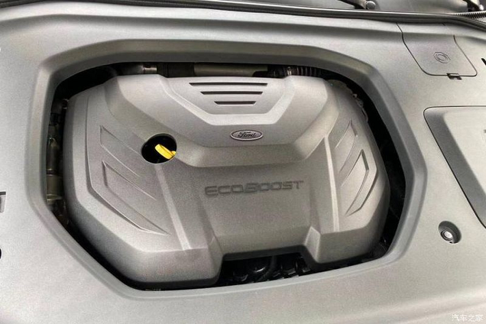 Tiến vào bên trong khoang cabin, Ford Equator gây ấn tượng với không gian nội thất vô cùng rộng rãi và tiện nghi. Màn hình hiển thị tốc độ và màn hình thông tin giải trí được nối liền với nhau kích thước 12,3 inch gợi nhớ tới thiết kế của Mercedes-Benz. Các chi tiết như ghế ngồi, táp-pi cửa, bảng điều khiển trung tâm được bọc da và ốp gỗ tạo sự sang trọng không kém gì những mẫu xe sang đến từ Đức.