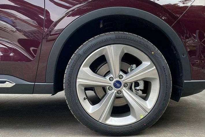 Về an toàn, hãng xe Mỹ trang bị cho Equator gói trang bị Ford Co-Pilot với hệ thống kiểm soát hành trình, cảnh báo chuyển làn, hỗ trợ giữ làn, cảnh báo va chạm, hỗ trợ giữ làn và hỗ trợ đỗ xe tự động. Camera 360, hỗ trợ khởi hành ngang dốc và hỗ trợ đổ đèo cũng là những tính năng tiêu chuẩn trên xe.