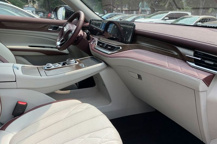 Phần đầu xe có đôi chút hao hao giống mẫu xe Hàn Quốc Hyundai Santa Fe với cụm lưới tản nhiệt cỡ lớn dạng tổ ong, cụm đèn chiếu sáng 2 tầng tách biệt và đèn sương mù đặt ẩn bên trong hốc hút gió. Các đường gân dập nổi xuất hiện trên phần nắp capo và chạy dọc hai bên hông xe tạo cảm giác khỏe khoắn, hầm hố.