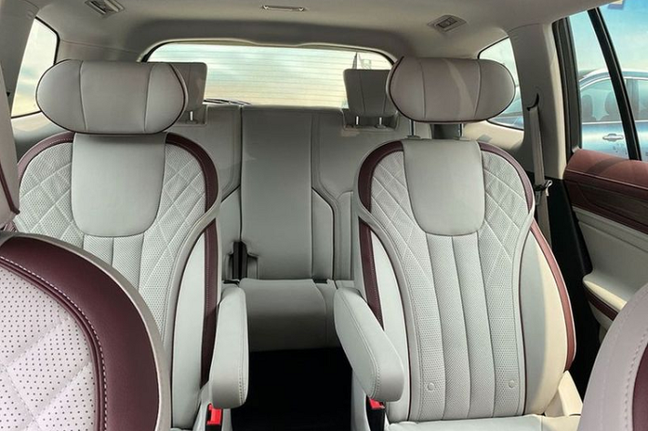 Những trang bị đáng chú ý khác trên xe bao gồm hệ thống Tencent Auto Intelligence (TAI) 3.0 với tính năng định vị, chuyển số bằng núm xoay, sạc không dây, điều hòa tự động 3 vùng, gương chống chói, cốp điện và cửa sổ trời toàn cảnh panorama.