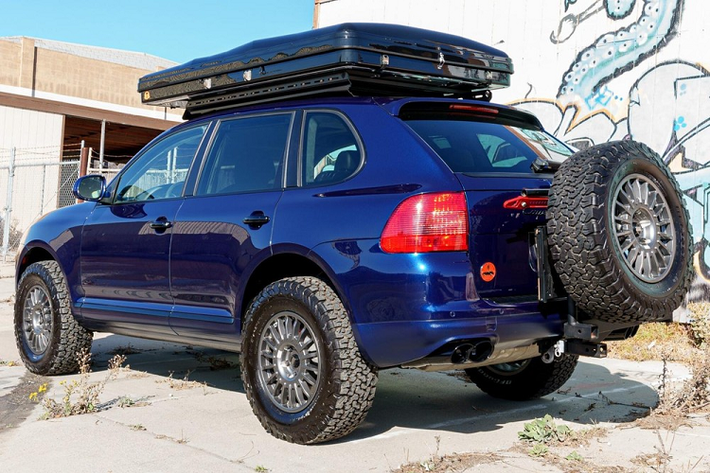 Chiếc SUV Porsche Cayenne sang trọng này được độ bởi chi nhánh Porsche Monterey, và ra mắt cách đây vài tháng. Để khiến nó trở nên phù hợp hoàn hảo cho những chuyến đi dài vào vùng hoang dã, họ đã lắp giá nóc với lều Tepui HyBox vỏ cứng, tấm bảo vệ gầm xe phía trước, hệ thống chiếu sáng phụ Hella, chỗ tiếp nhận bộ tời, và giá treo lốp dự phòng.